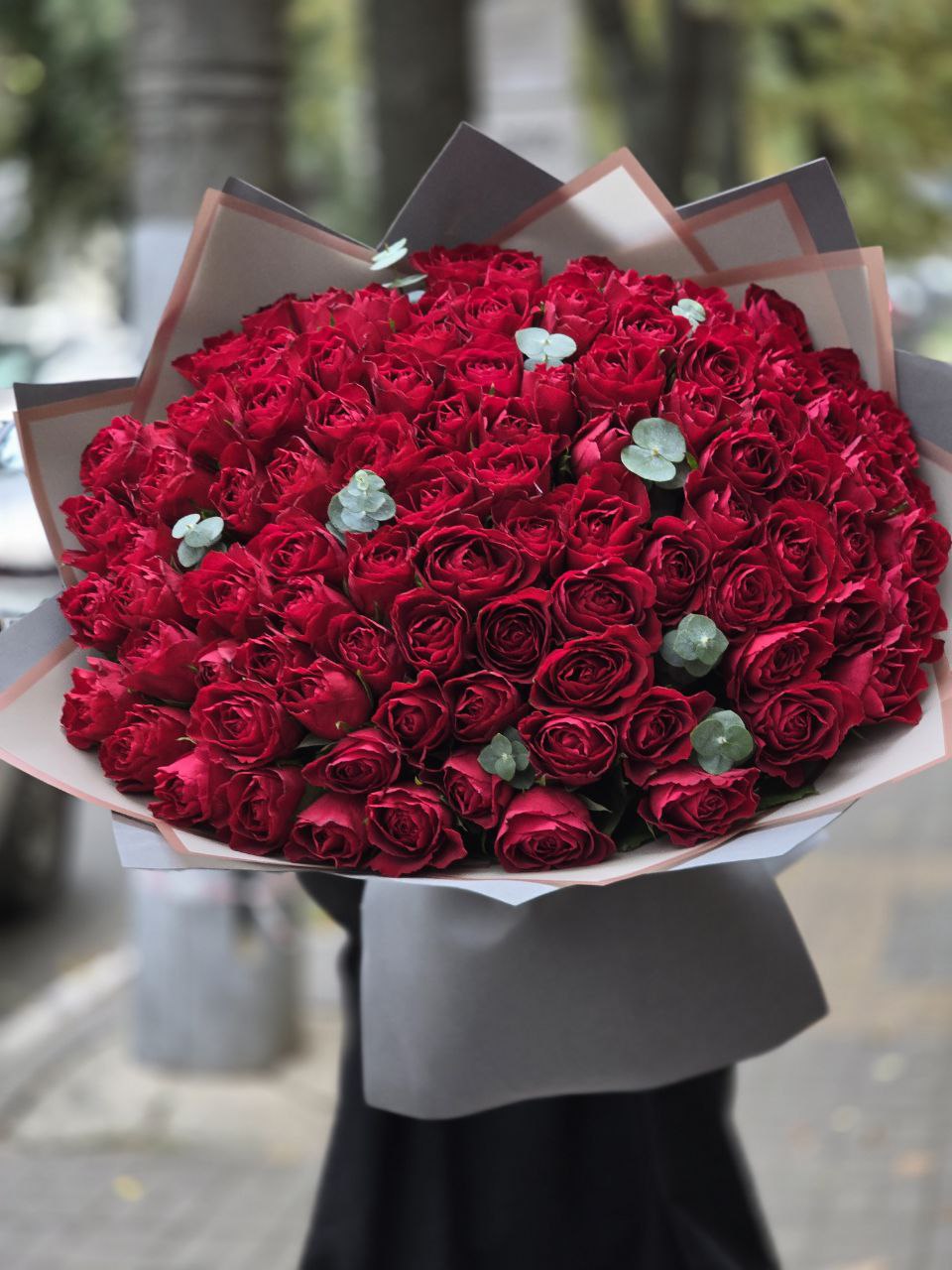 Букет из 101 розы с эвкалиптом